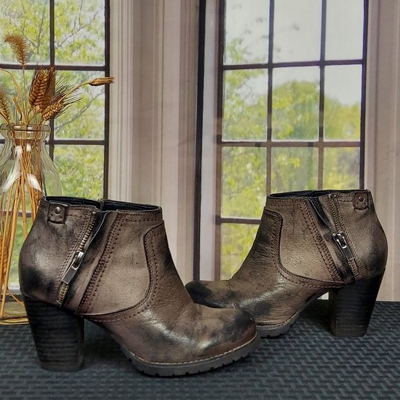 CLARKS ARTISAN MISSION HALLE LEATHER HEELED ANKLE BOOTS - Picture 1 of 14